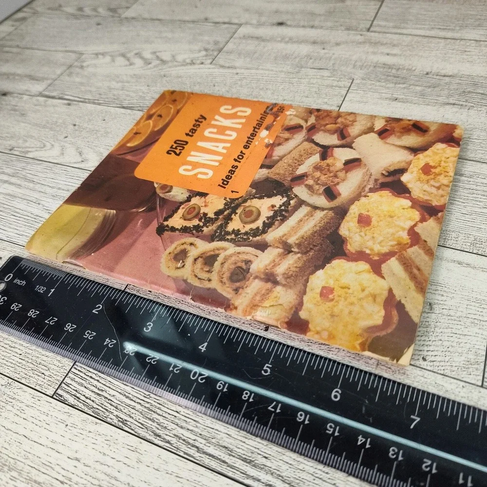250 Tasty Snack Ideas for Entertaining Cookbook Booklet 1970 Vtg‎ Culinary Arts